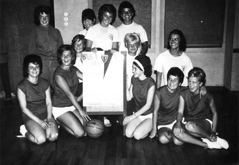 1965 TSV Ludwigstadt (dunkle Trikots): Mariechen Schiller, Anneliese Bergner, Monika Krüger, Gisela Kiesauer, Bärbel Gafel und Gusti Gläsel